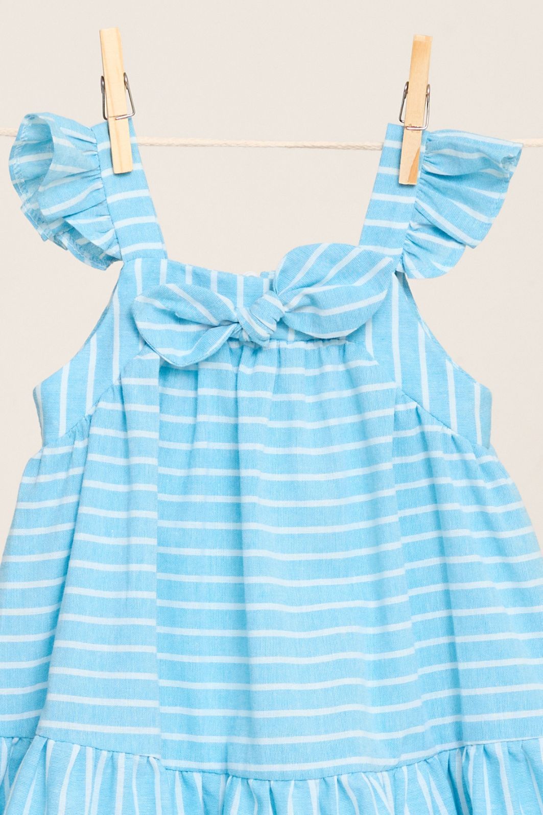 Vestido listrado com detalhe de laço frontal