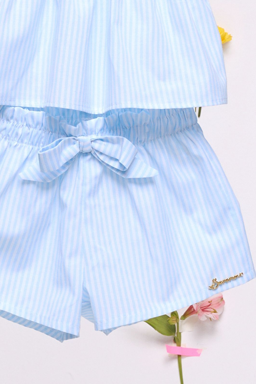 Conjunto de blusa e short listrados