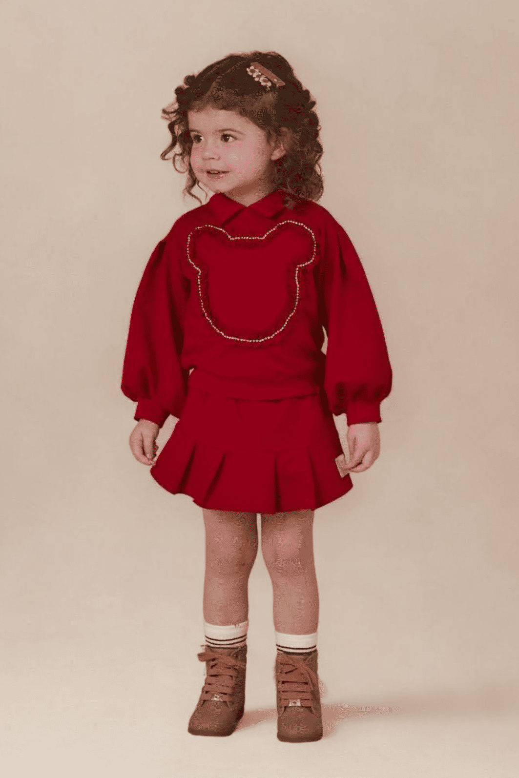 Conjunto de blusa com strass e short-saia de moletinho