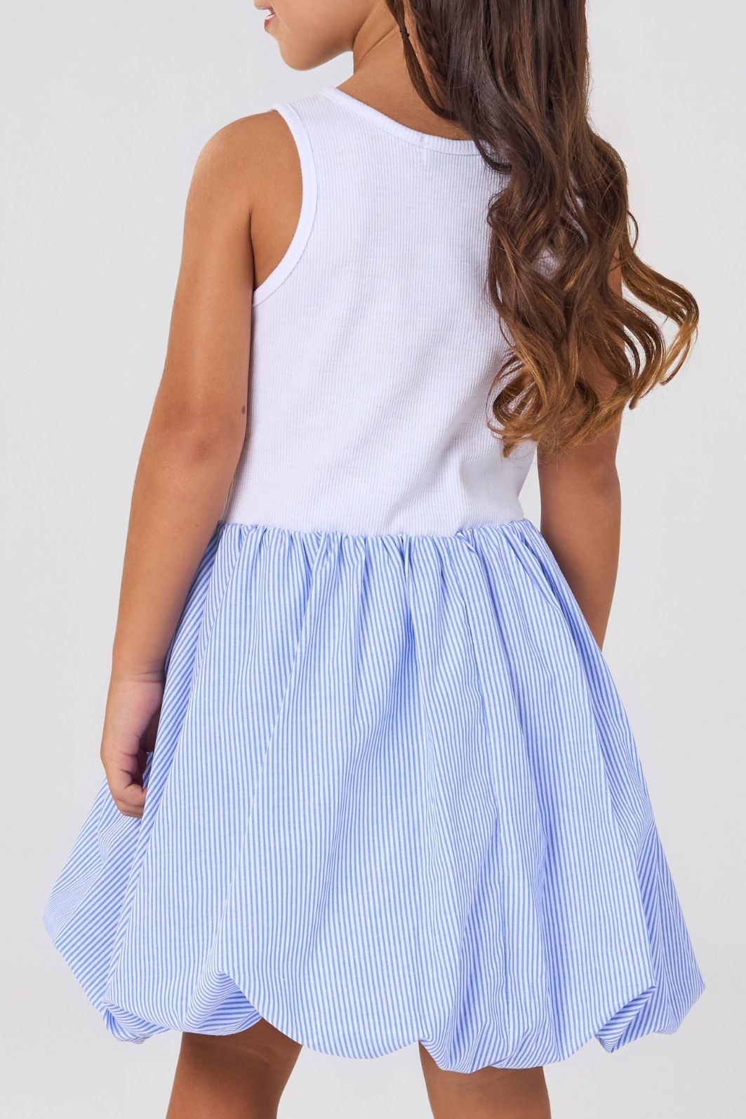 Vestido de ribana e saia balonê listrado