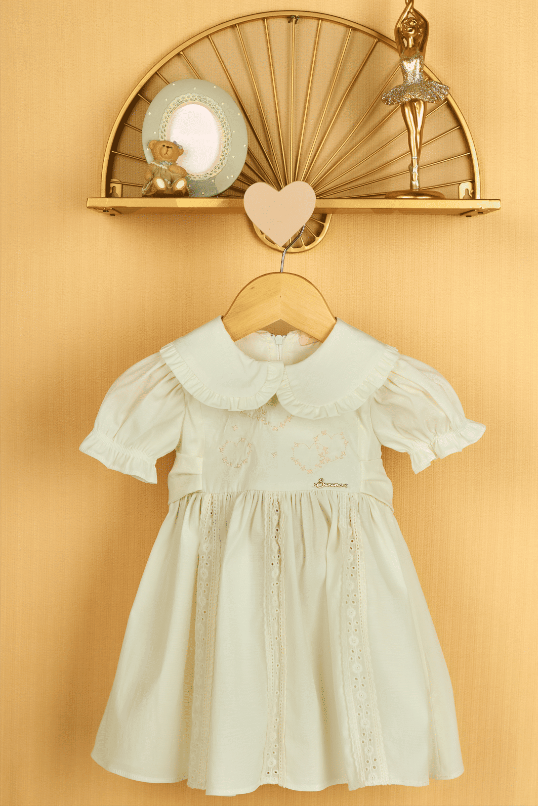 Vestido de tricoline com bordado