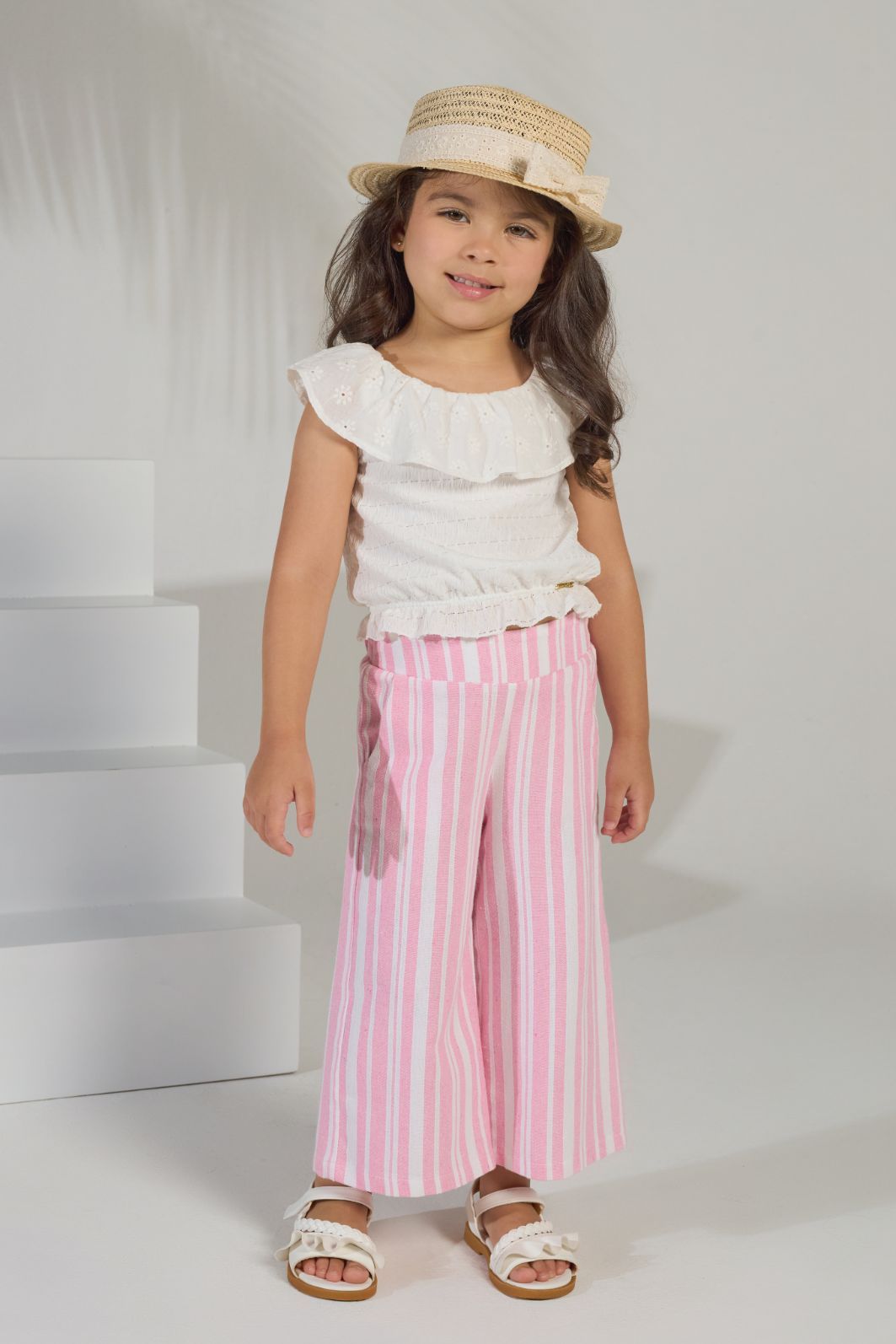 Conjunto blusa com babado e pantacourt listrada Conjunto blusa com babado e pantacourt listrada