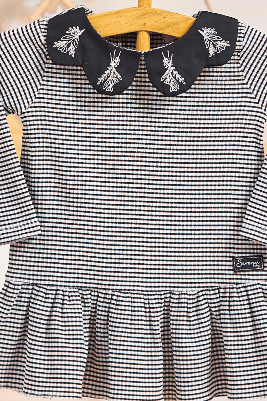 Vestido com gola bordada Vestido com gola bordada