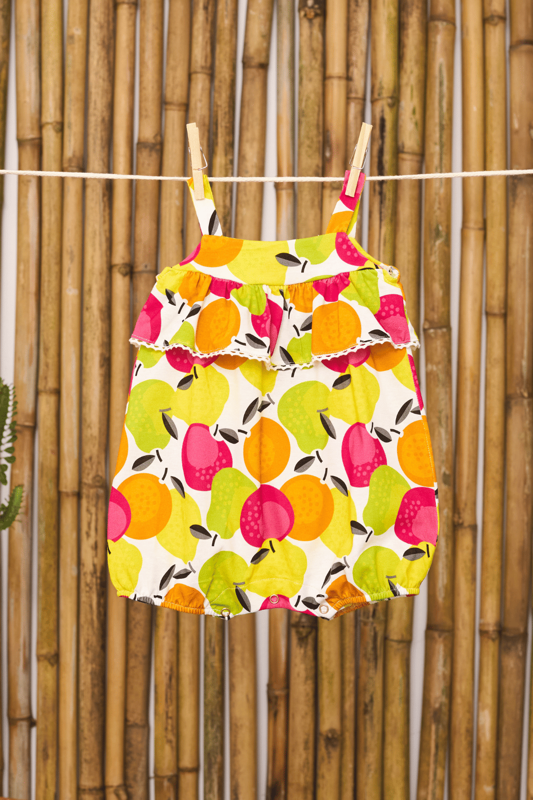 Romper de malha com babado no pala Romper de malha com babado no pala