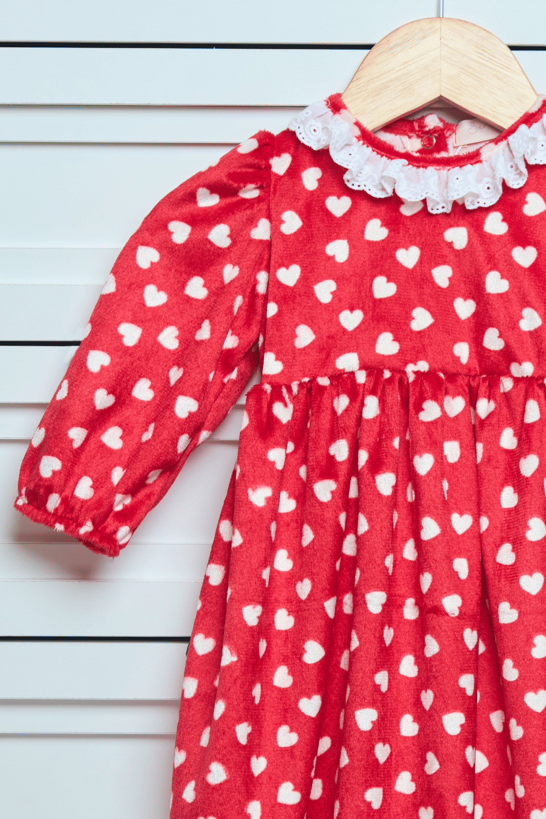 Vestido vermelho com corações brancos