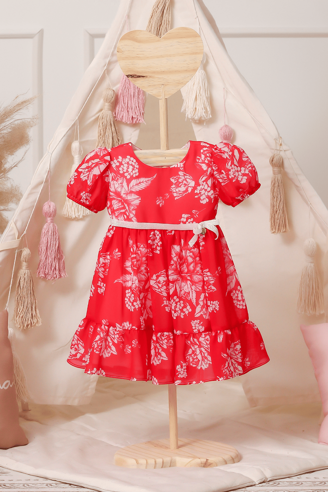 Vestido floral com fundo vermelho