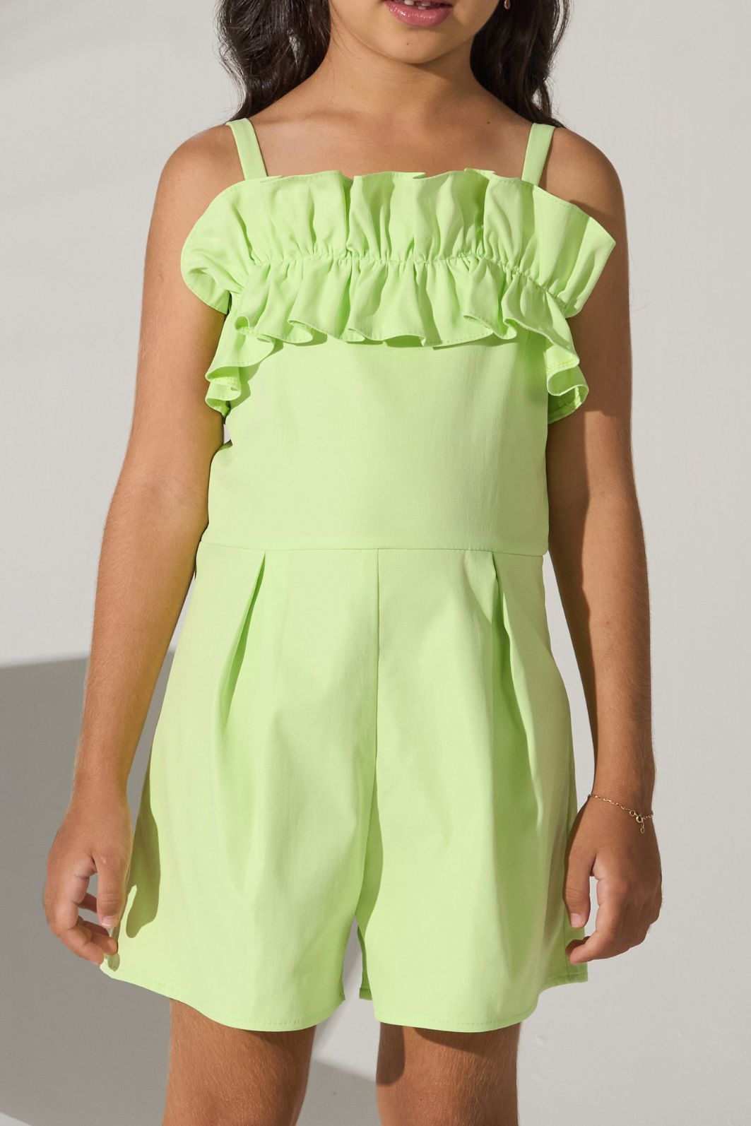 Macaquinho de alfaiataria com babado no decote Macaquinho de alfaiataria com babado no decote