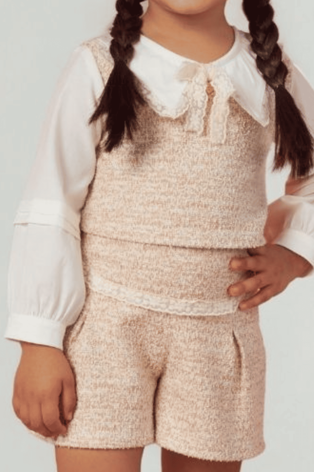 Conjunto blusa com mangas e gola de tricoline e short tweed Conjunto blusa com mangas e gola de tricoline e short tweed