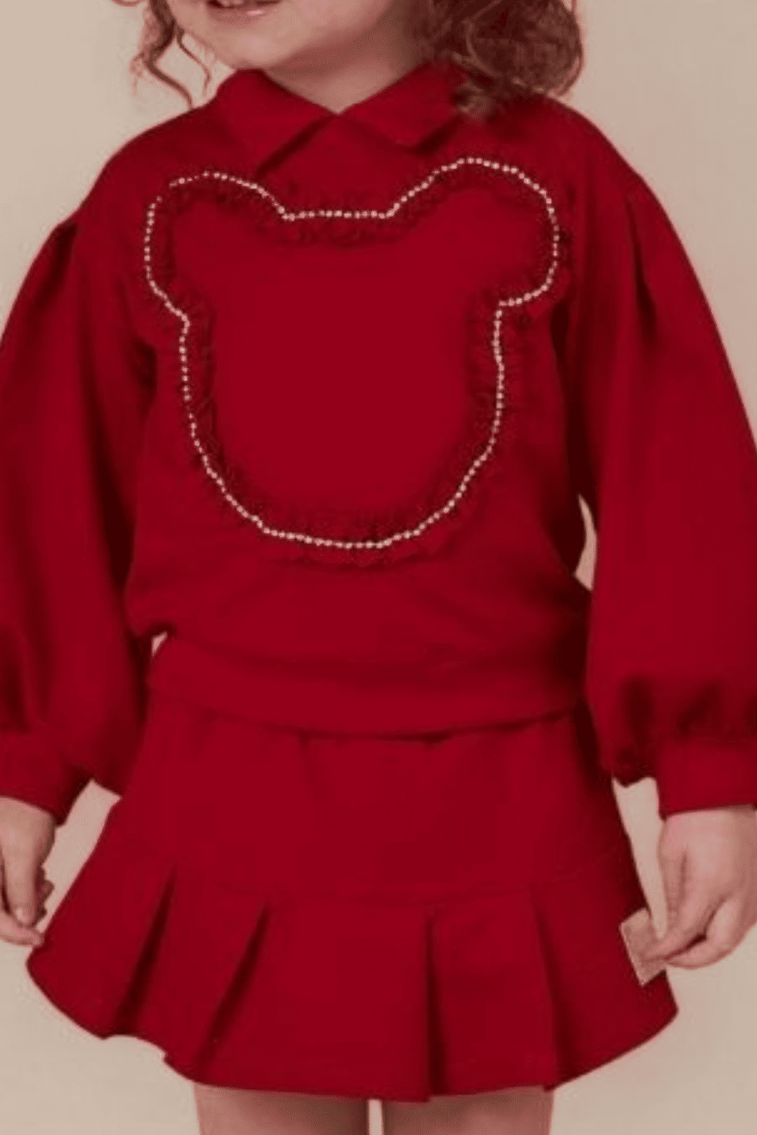 Conjunto de blusa com strass e short-saia de moletinho