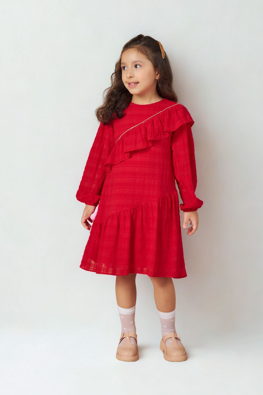 Vestido de babados com detalhe de corrente de strass