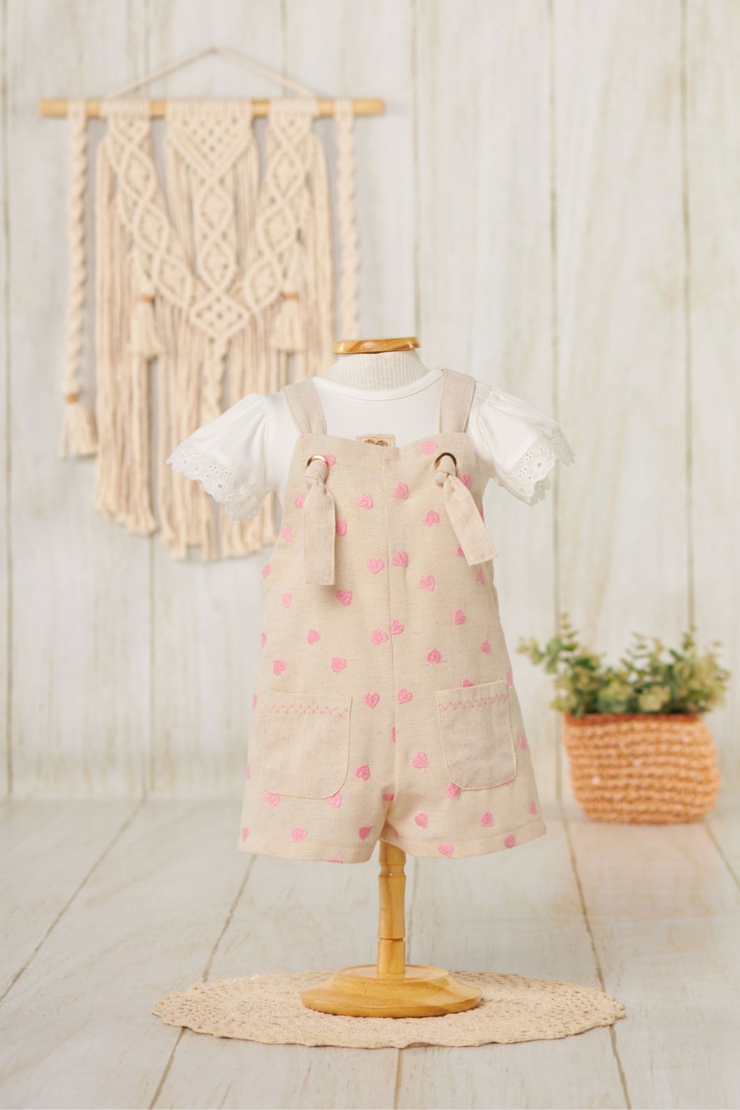 Conjunto jardineira de corações e body