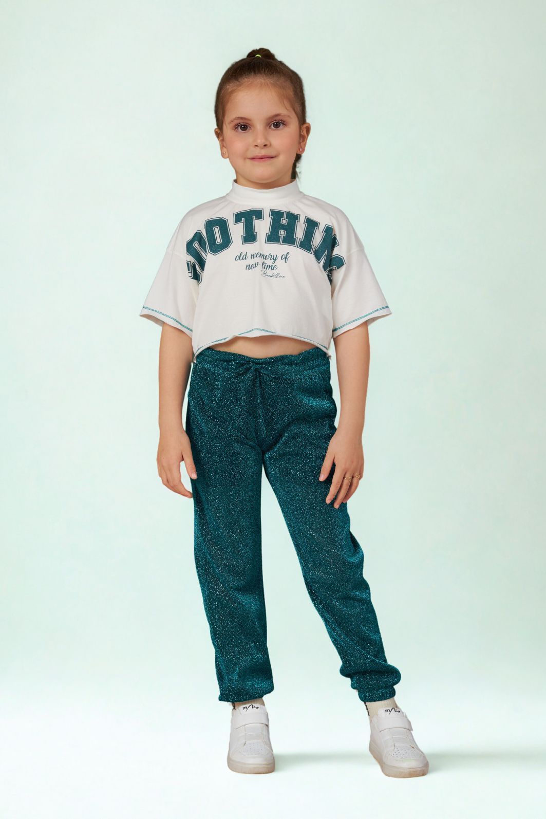 Conjunto blusa c/ silk na frente e calça jogger de brilho Conjunto blusa c/ silk na frente e calça jogger de brilho