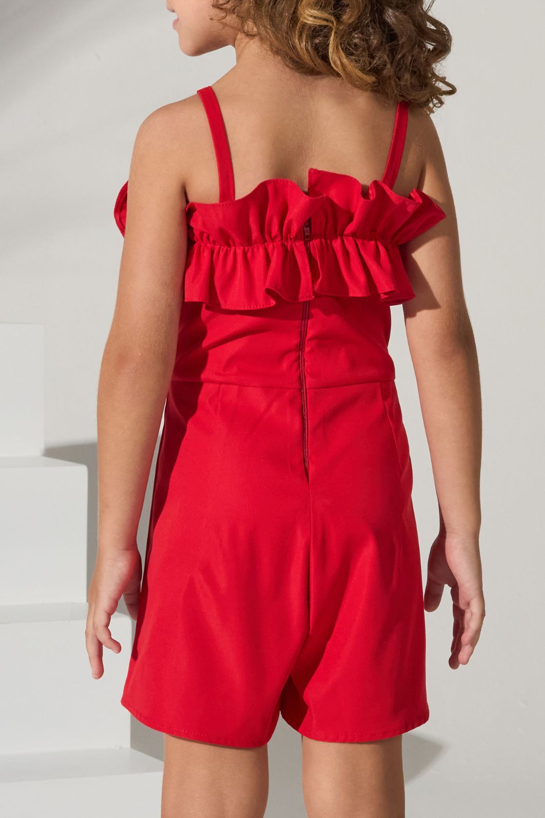 Macaquinho de alfaiataria com babado no decote Macaquinho de alfaiataria com babado no decote