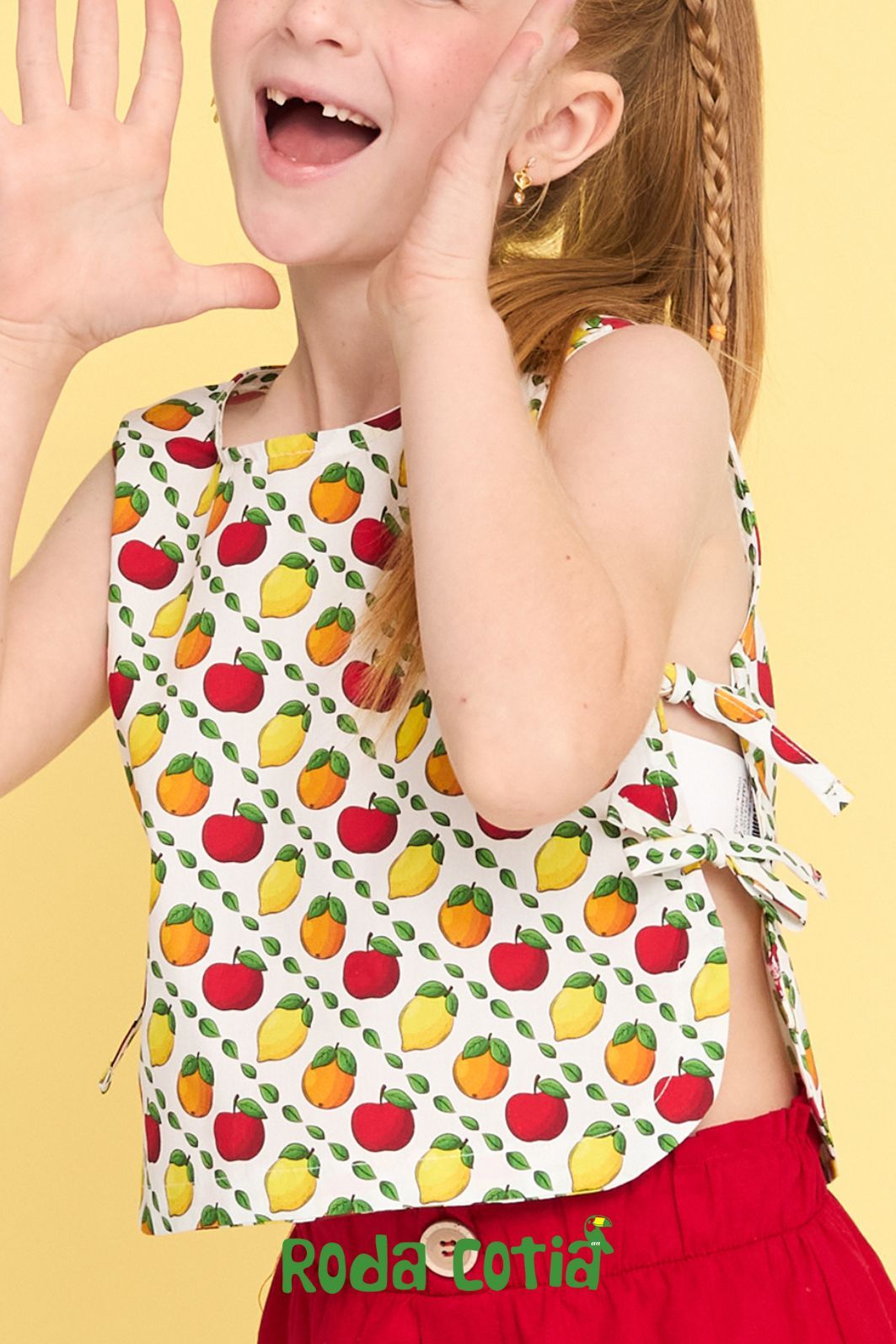 Conjunto blusa estampa de frutas e short liso