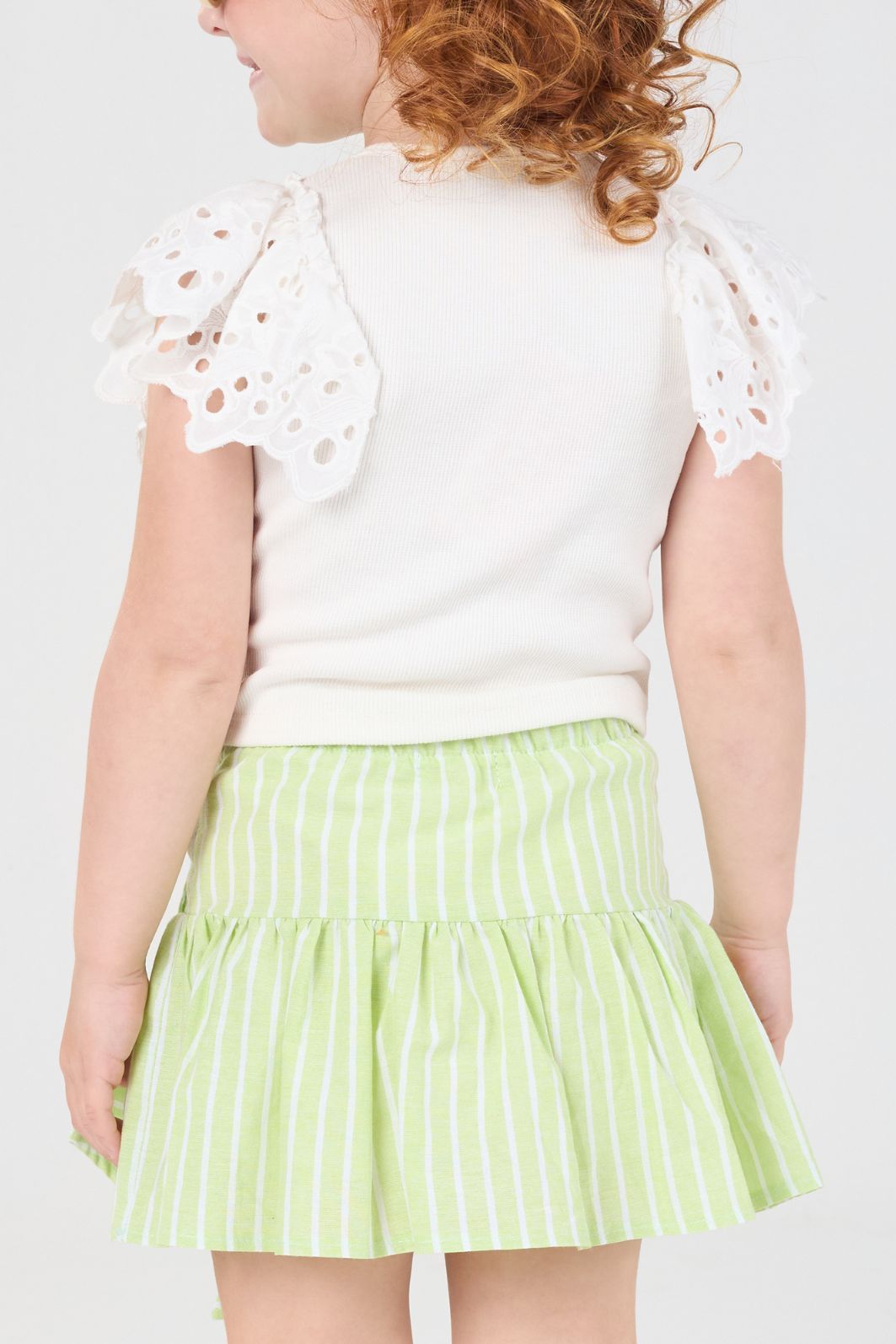 Conjunto com blusa canelada e saia listrada