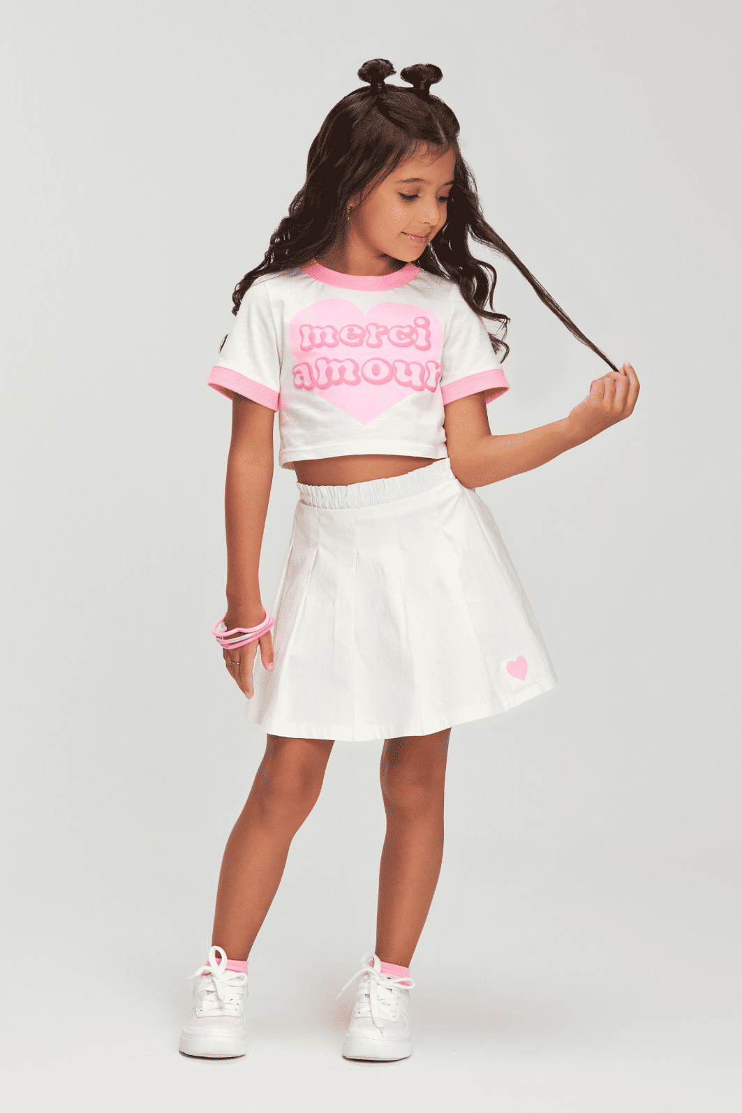 Conjunto blusa com estampa em silk e saia de pregas Bambollina