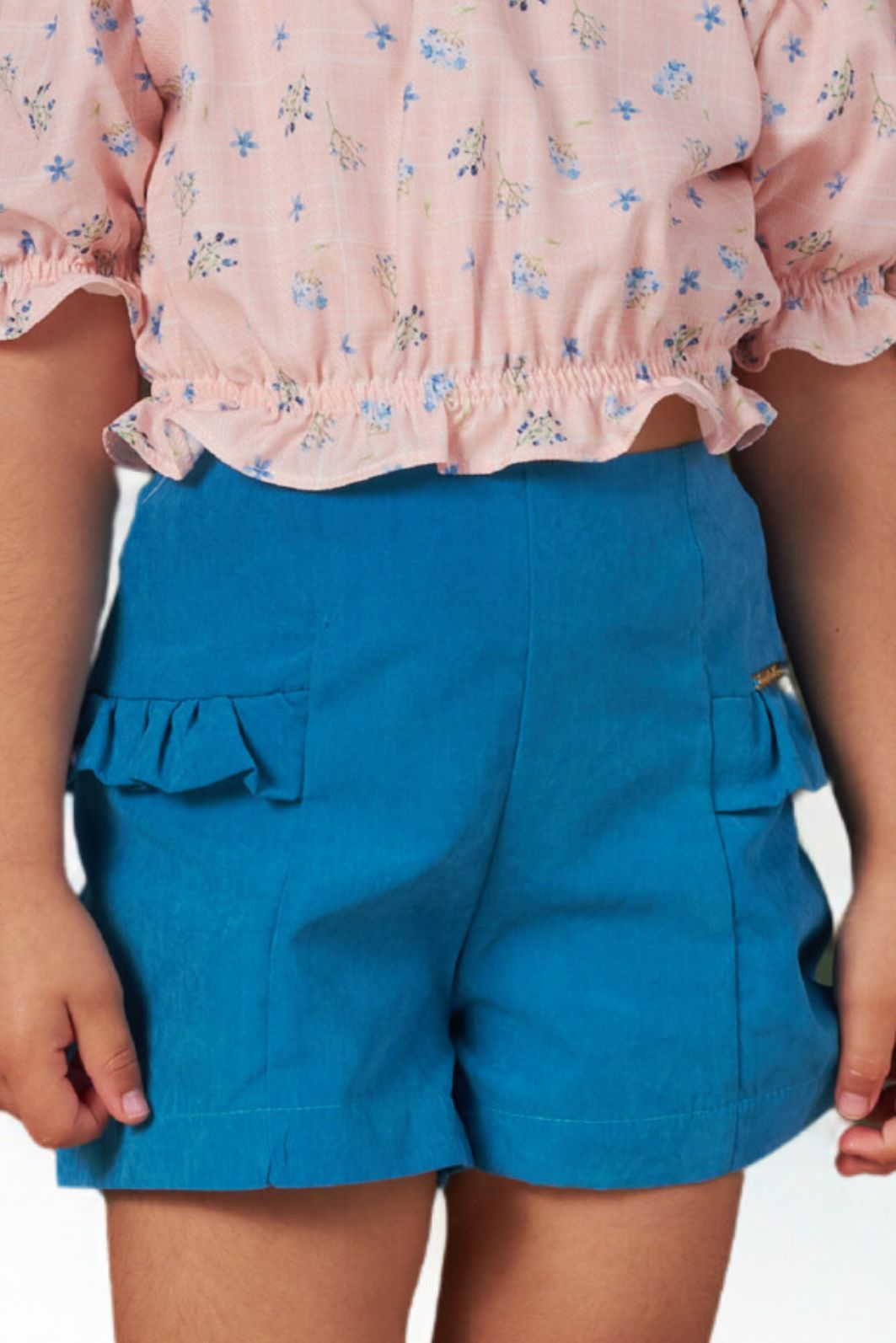 Conjunto blusa estampada e short det. babadinho no bolso