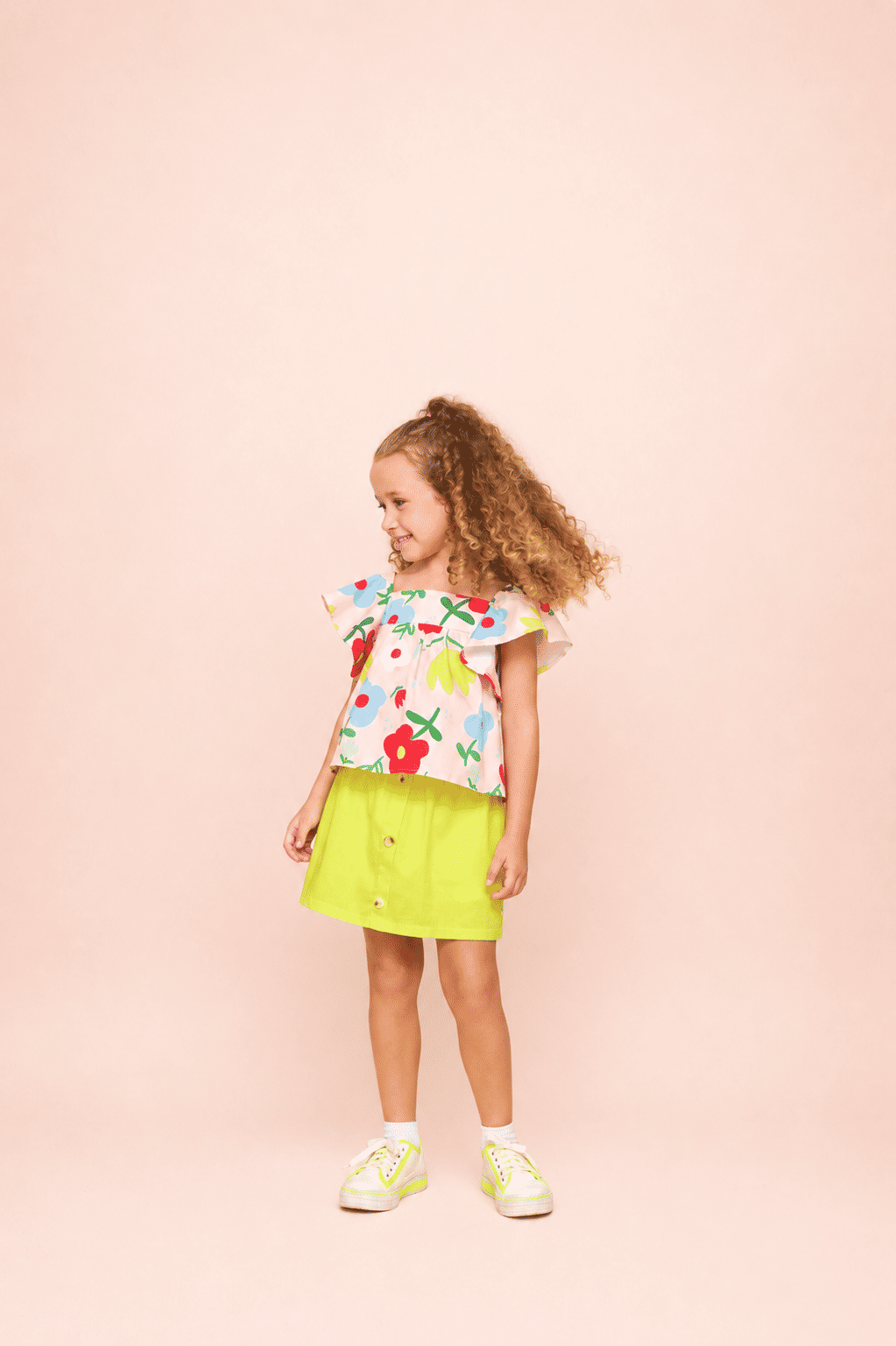 Conjunto com bata estampada e saia de cor lisa