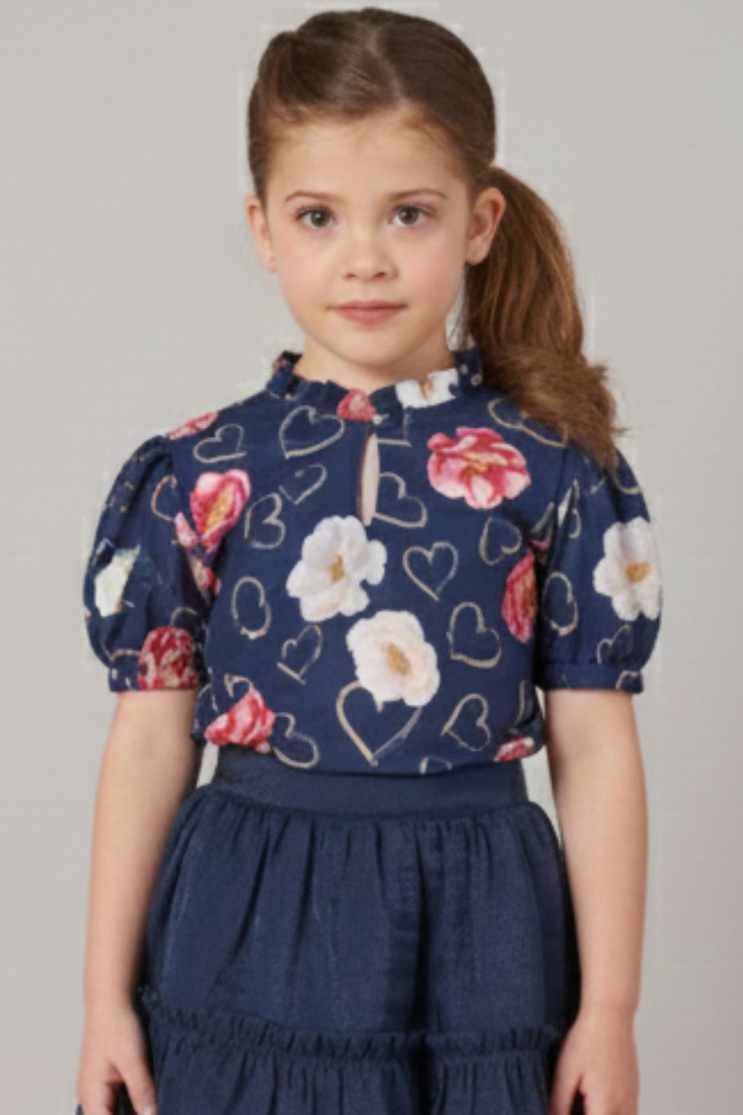 Conjunto blusa manga curta de crepe estampada e saia de organza Conjunto blusa manga curta de crepe estampada e saia de organza