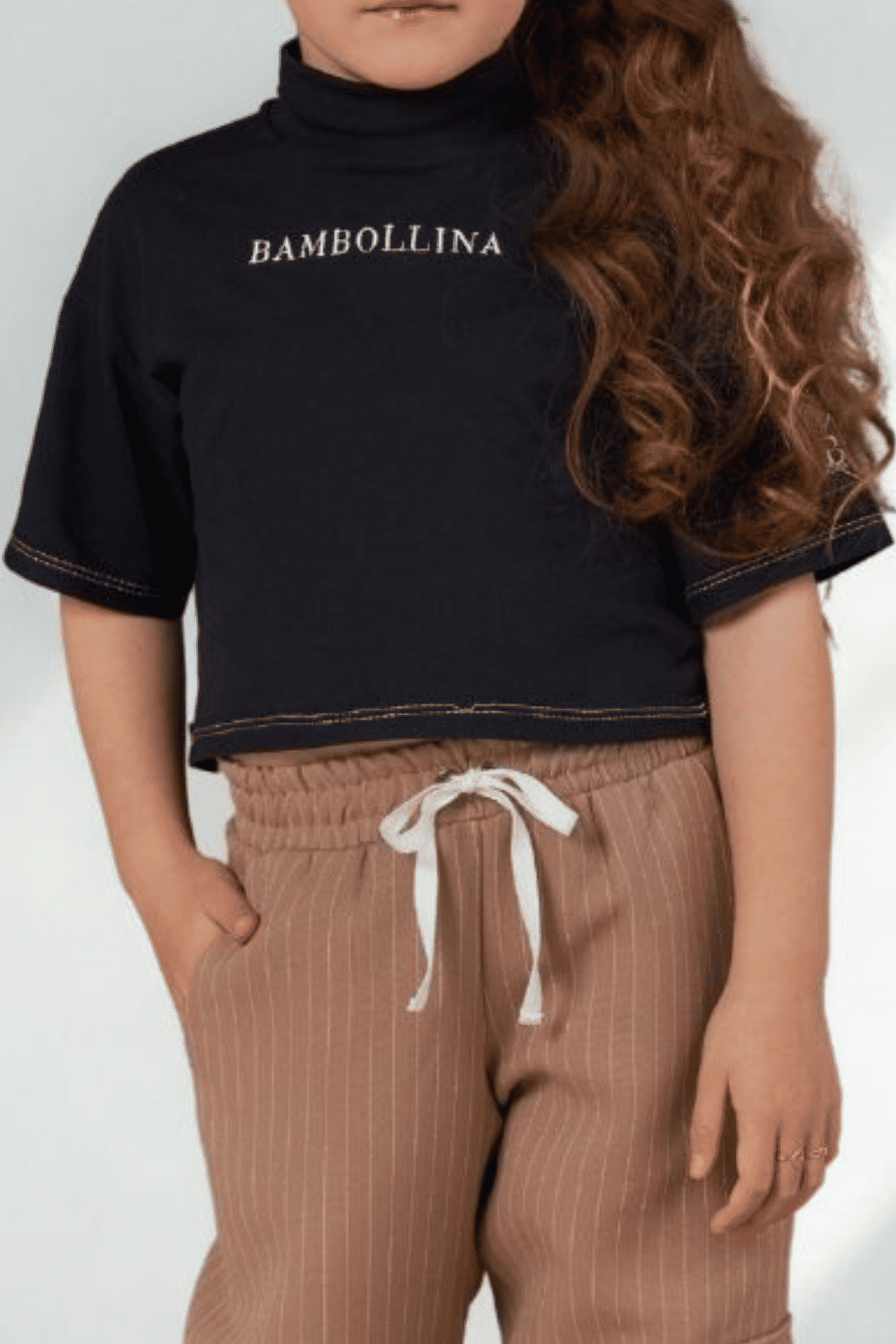 T-shirt gola alta com bordado frontal