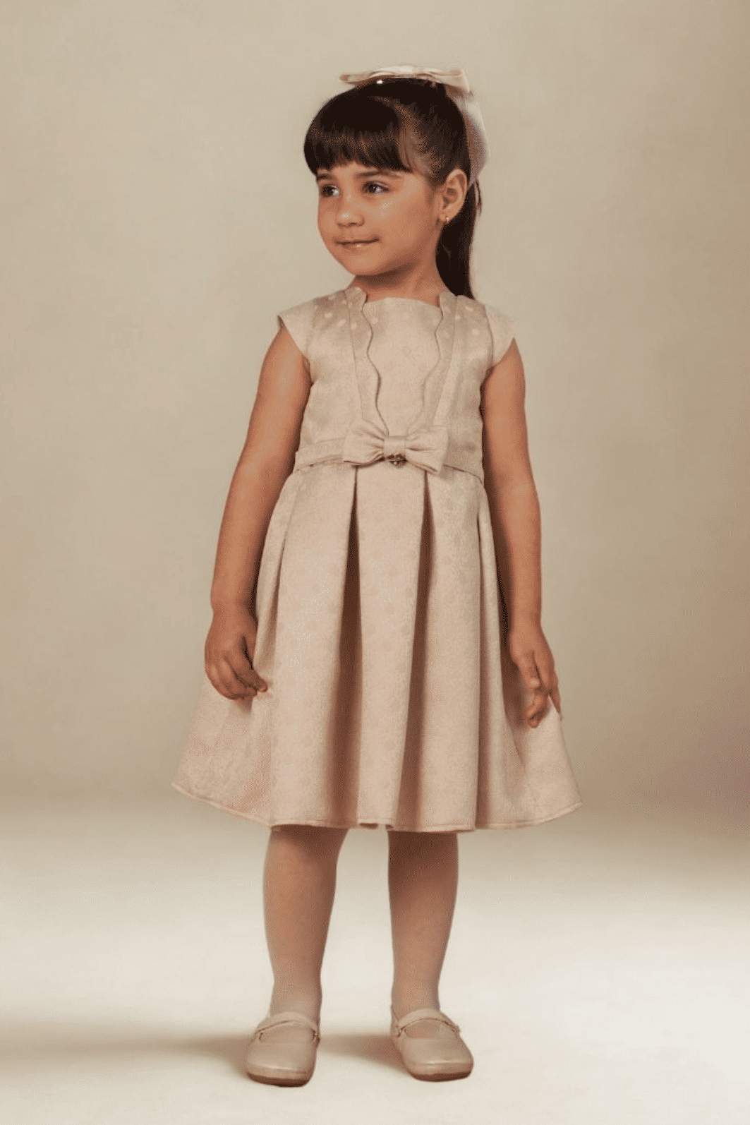 Vestido com faixa na cintura e saia com pregas Vestido com faixa na cintura e saia com pregas