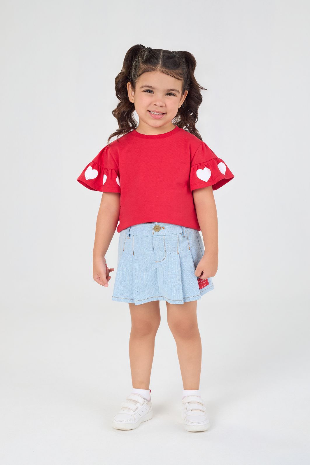 Conjunto blusa de malha e short saia de sarja