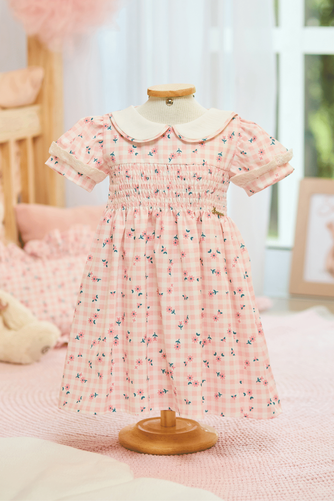 Vestido com estampa xadrez e de flores