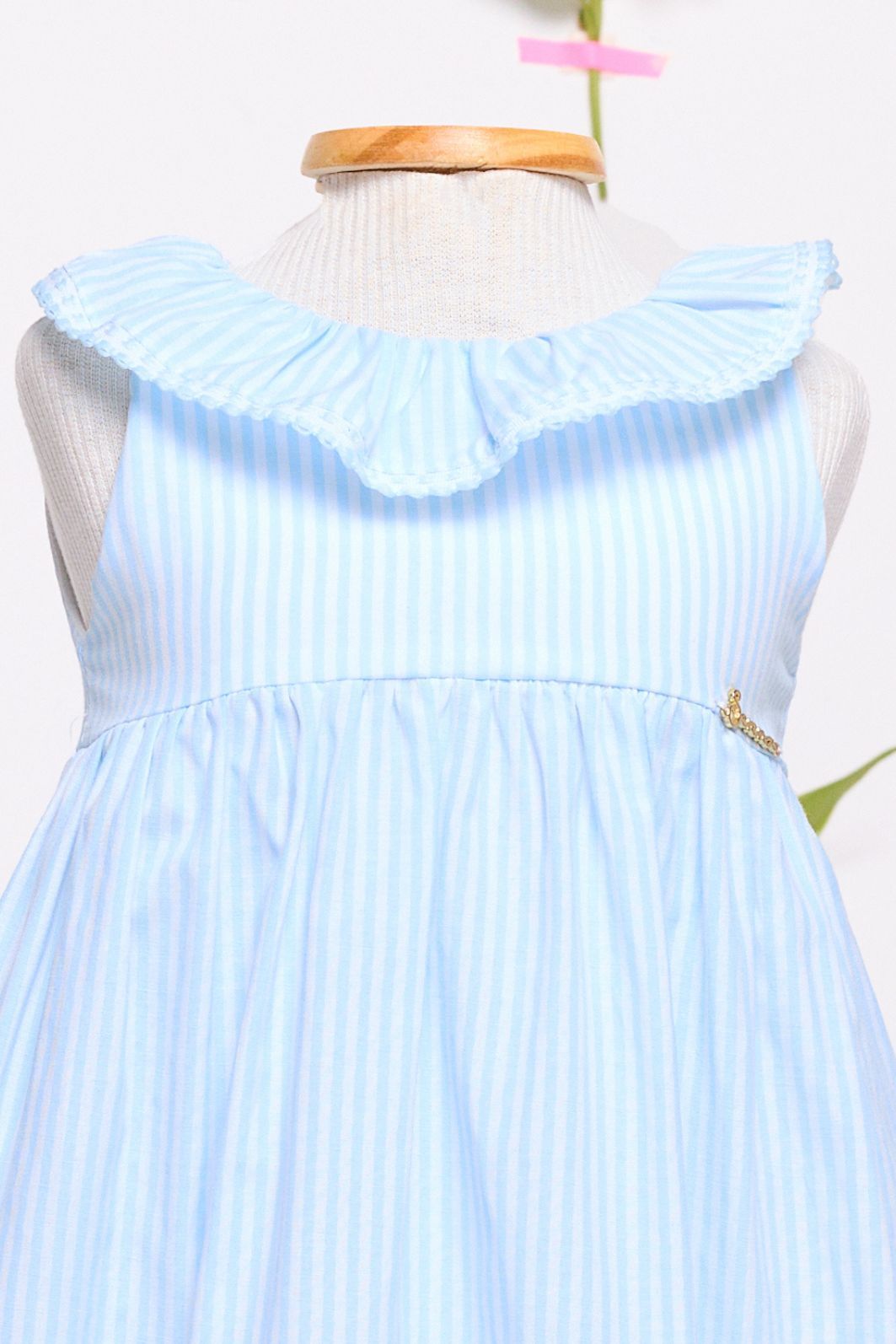 Vestido listrado com gola