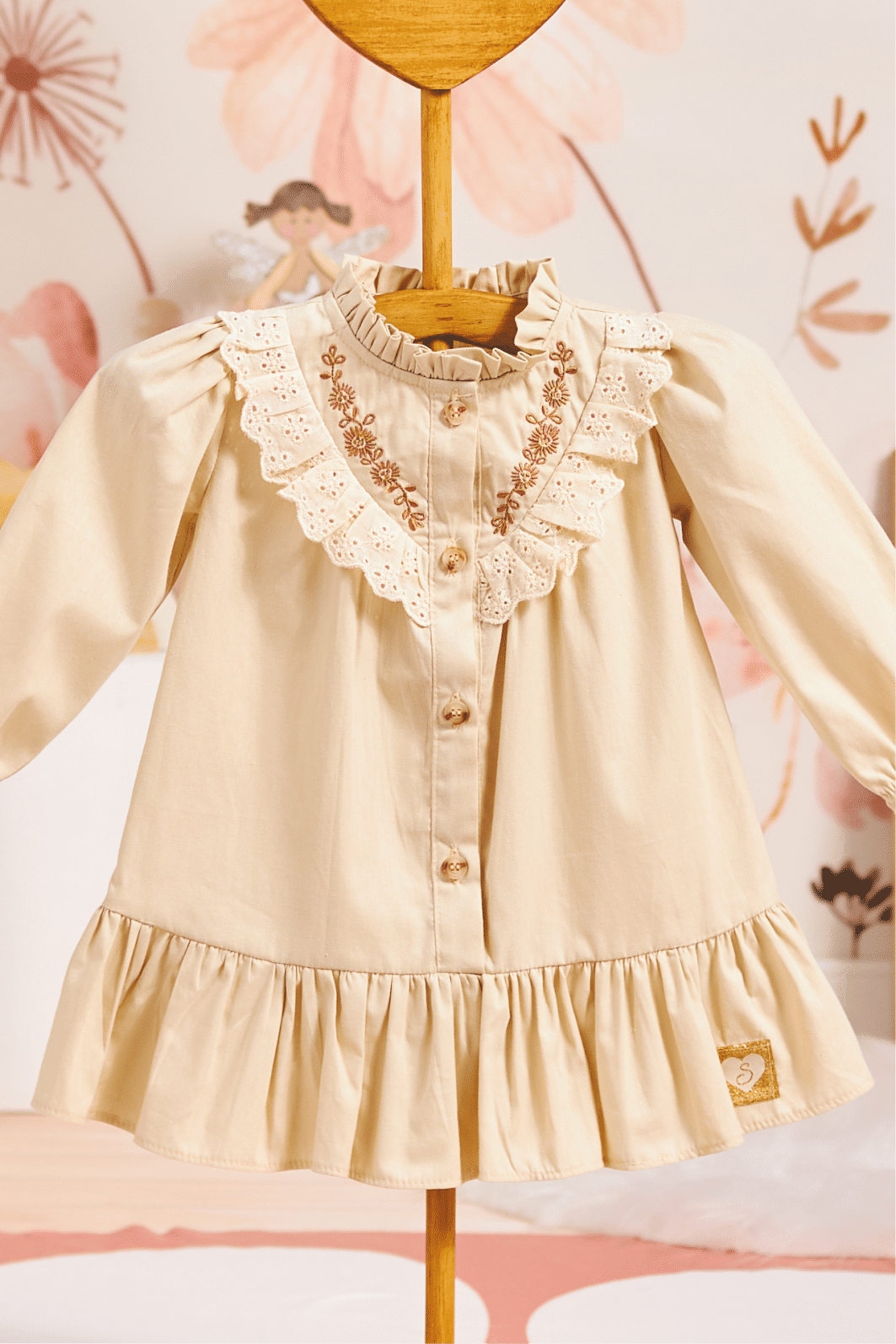 Vestido de tricoline bege com bordado Vestido de tricoline bege com bordado