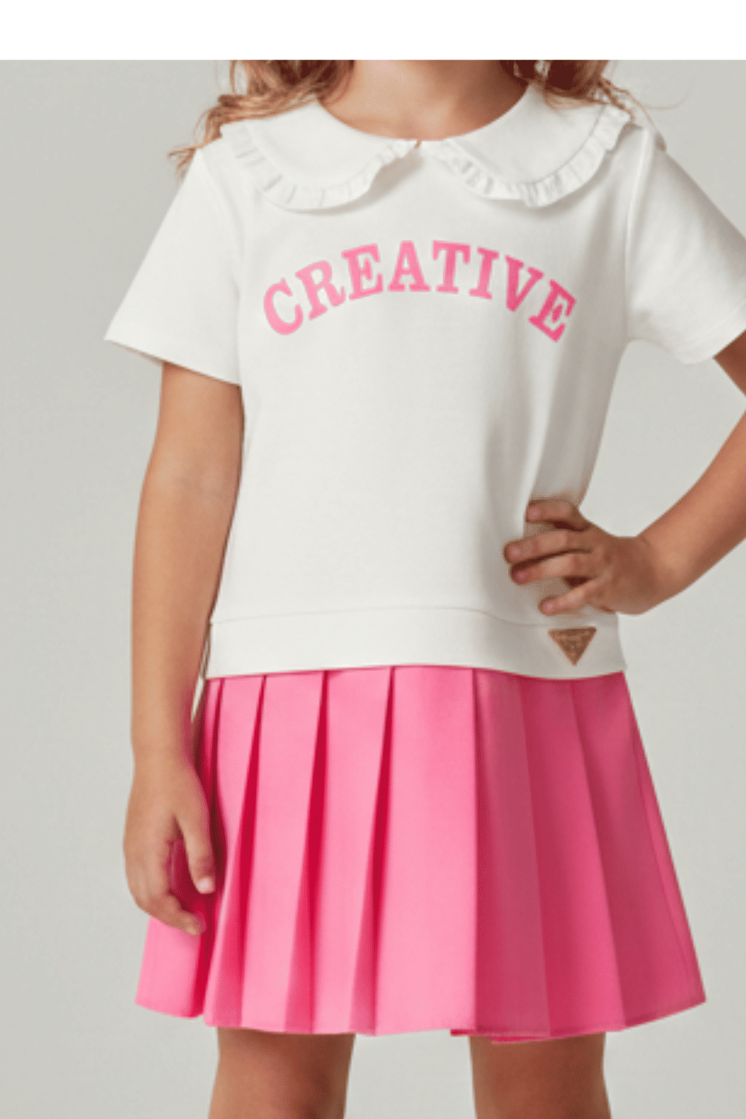 Vestido manga curta com saia de pregas Vestido manga curta com saia de pregas