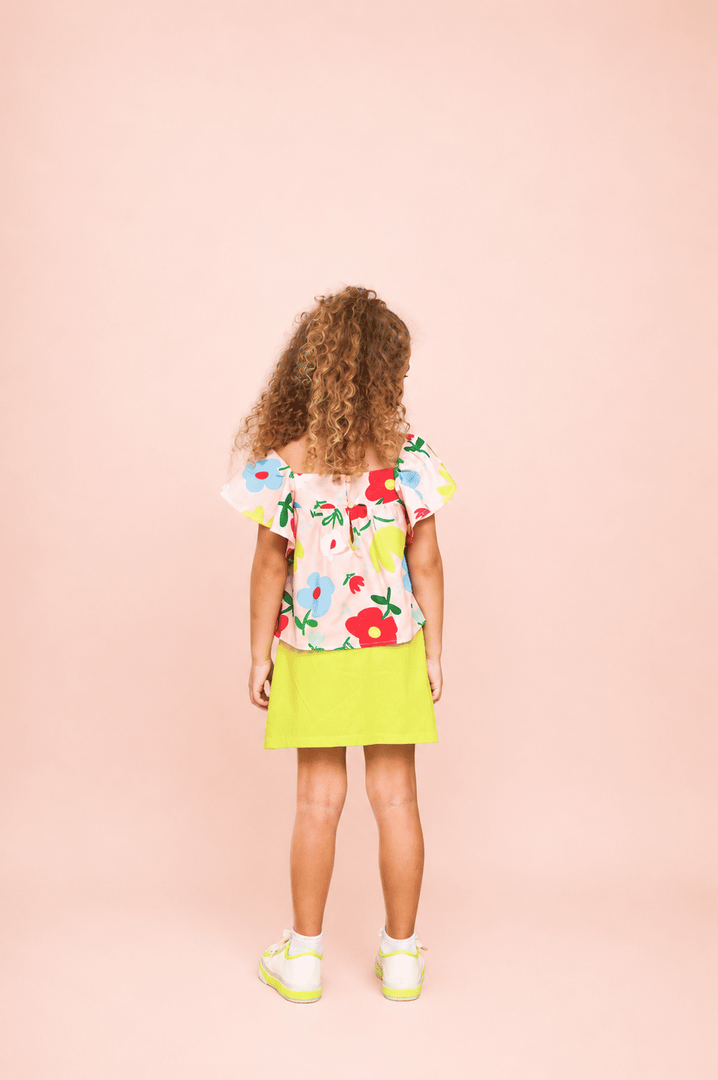 Conjunto com bata estampada e saia de cor lisa
