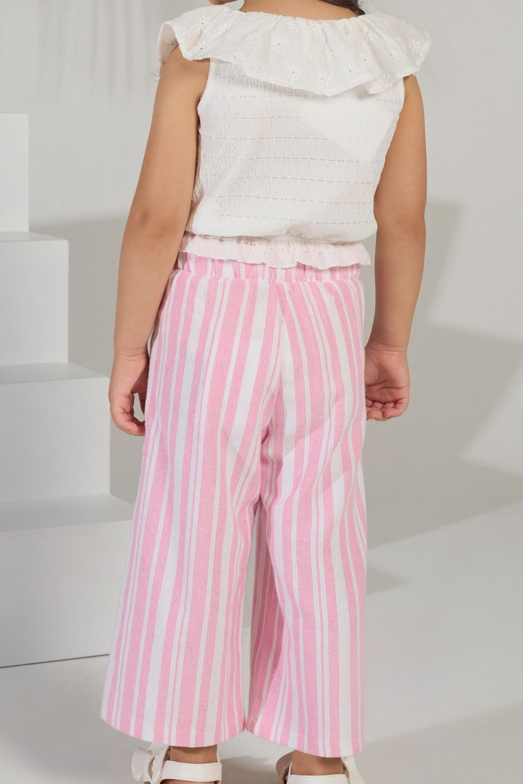 Conjunto blusa com babado e pantacourt listrada Conjunto blusa com babado e pantacourt listrada