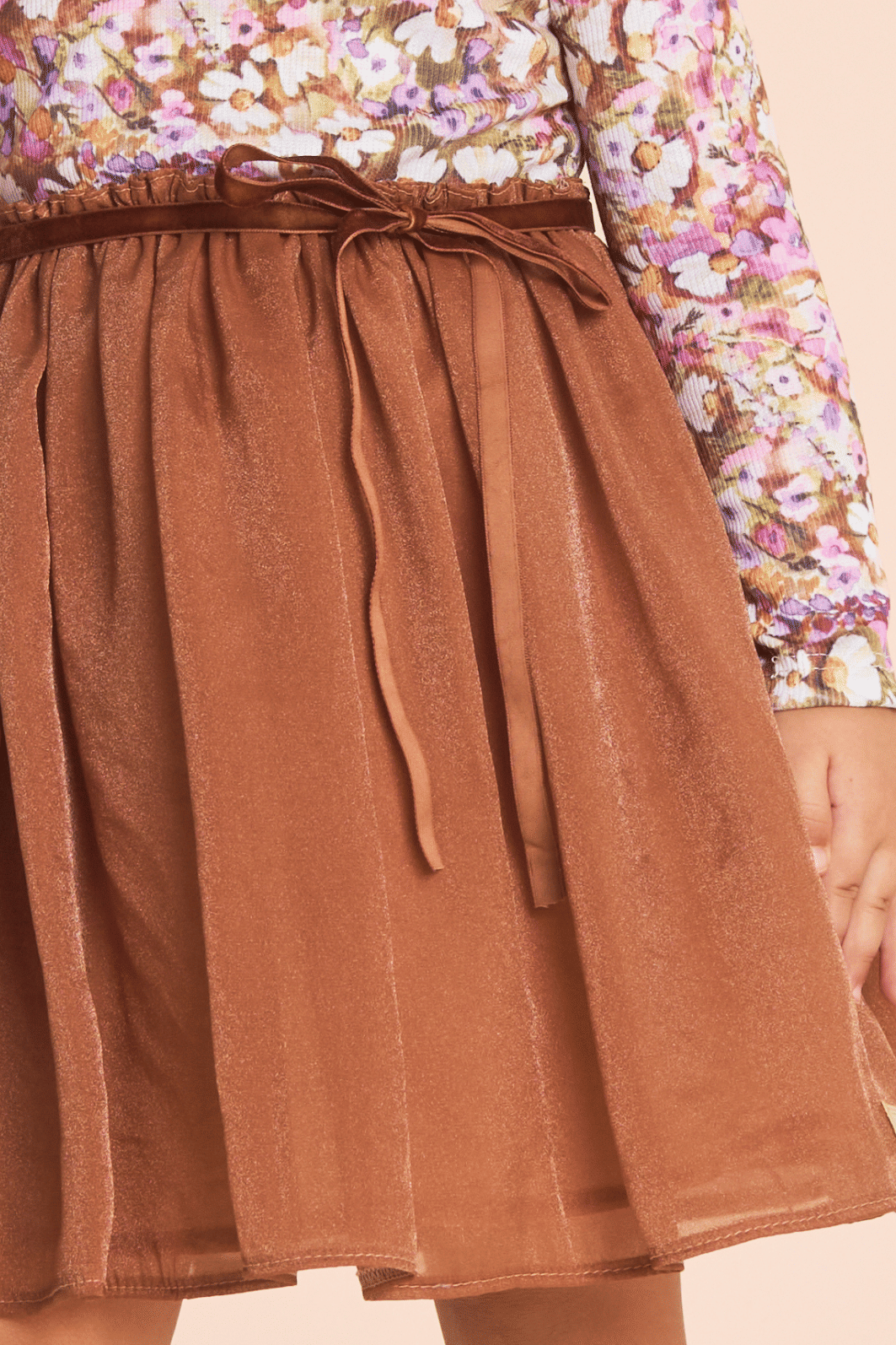 Vestido com estampa floral e saia de organza marrom