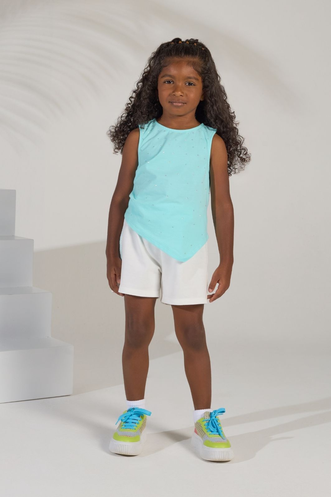 Conjunto blusa frontal com strass e short com aviamento nas laterais