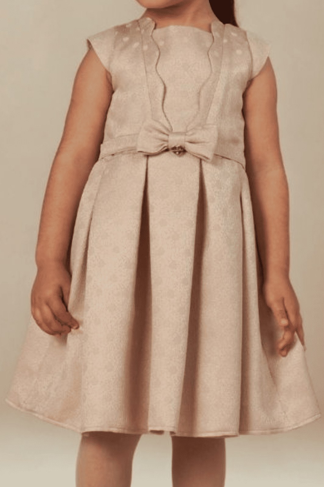 Vestido com faixa na cintura e saia com pregas Vestido com faixa na cintura e saia com pregas