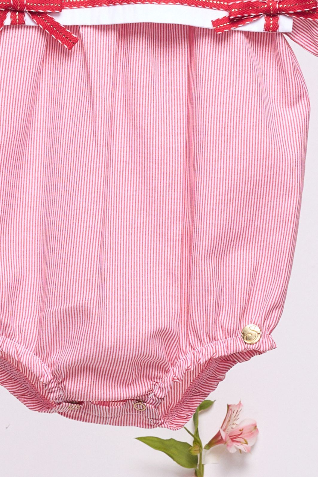 Romper listrado com gola Romper listrado com gola