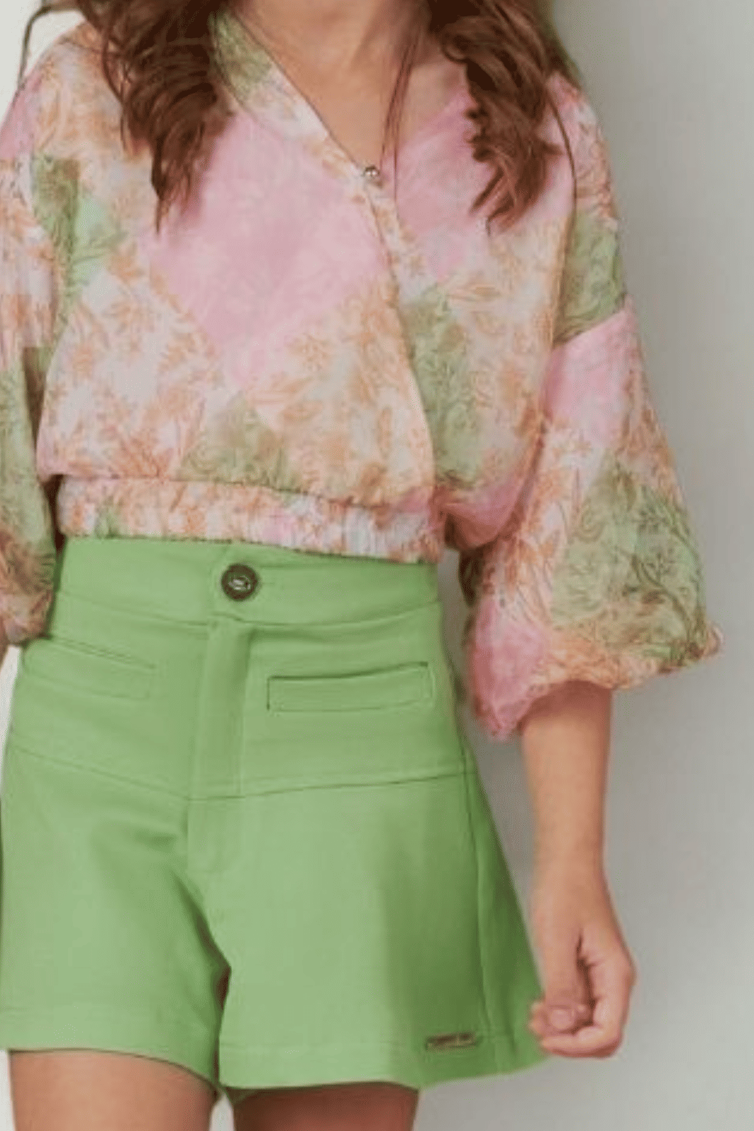 Conjunto estampado e short de alfaiataria Conjunto estampado e short de alfaiataria