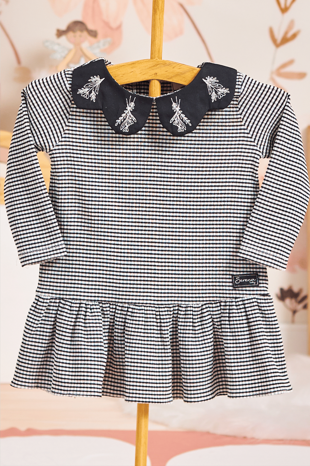 Vestido com gola bordada Vestido com gola bordada