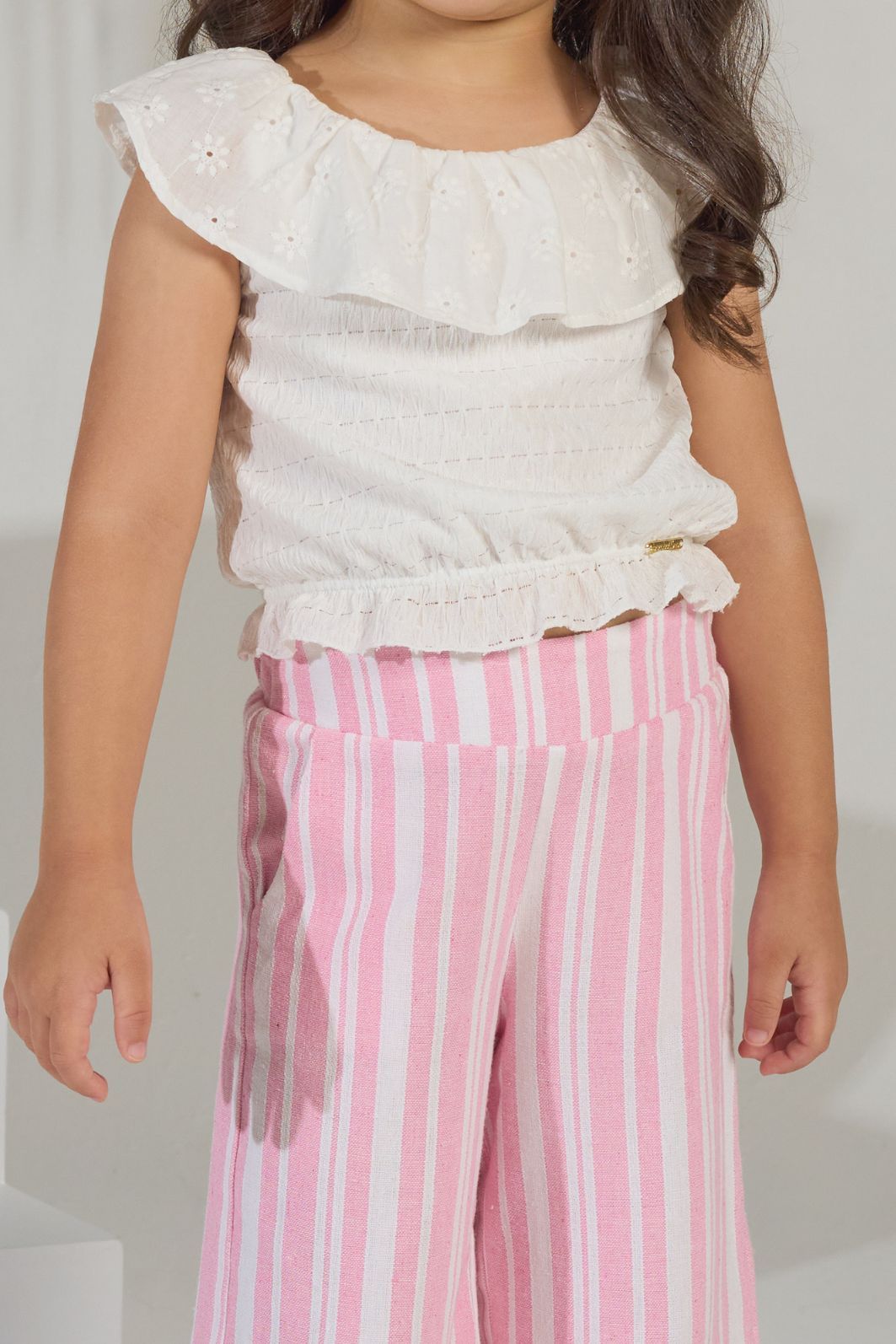 Conjunto blusa com babado e pantacourt listrada Conjunto blusa com babado e pantacourt listrada