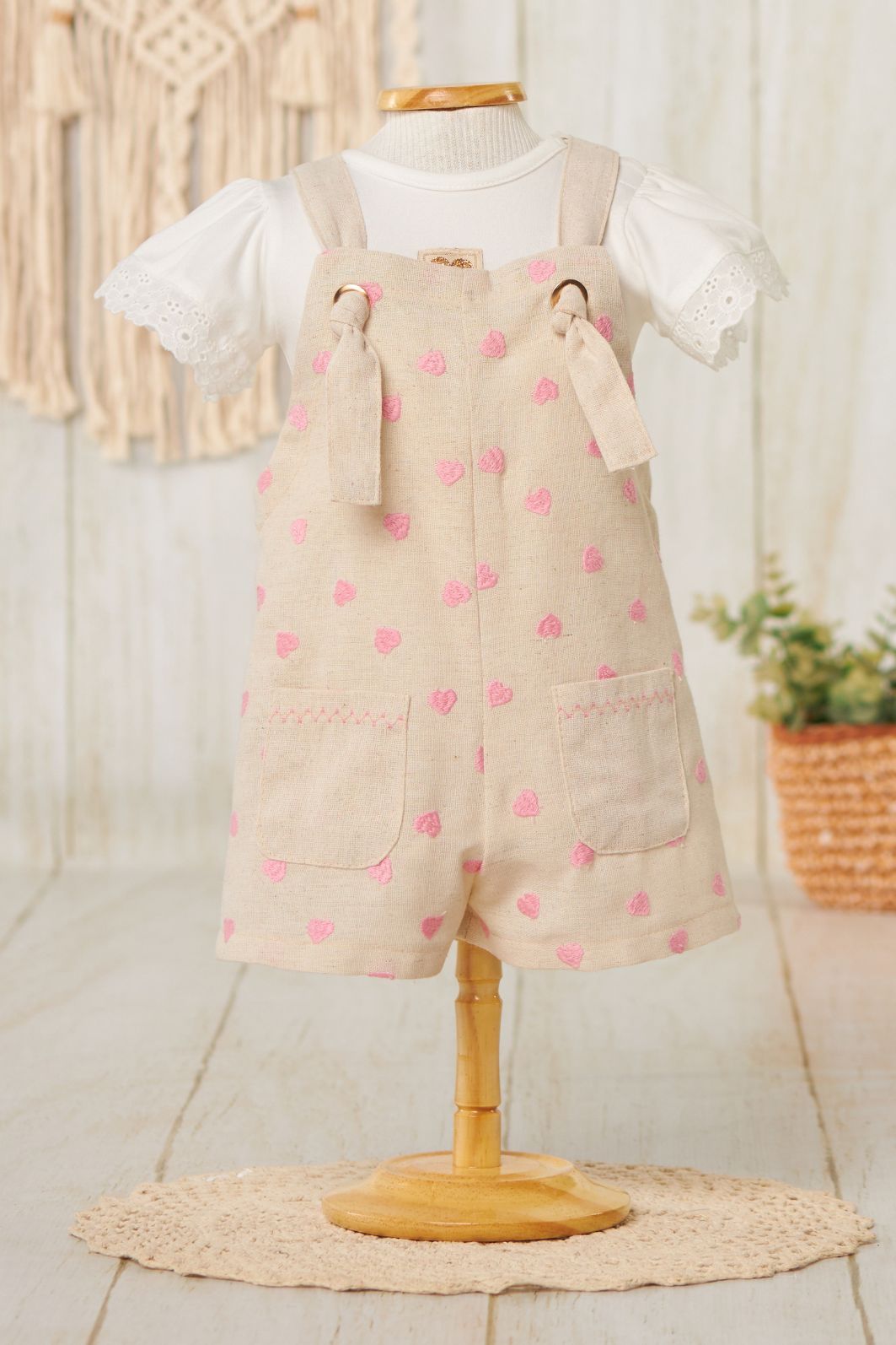 Conjunto jardineira de corações e body