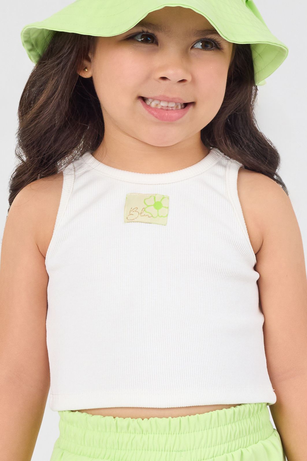 Conjunto com regata canelada e short de alfaiataria com detalhe de laços nas laterais