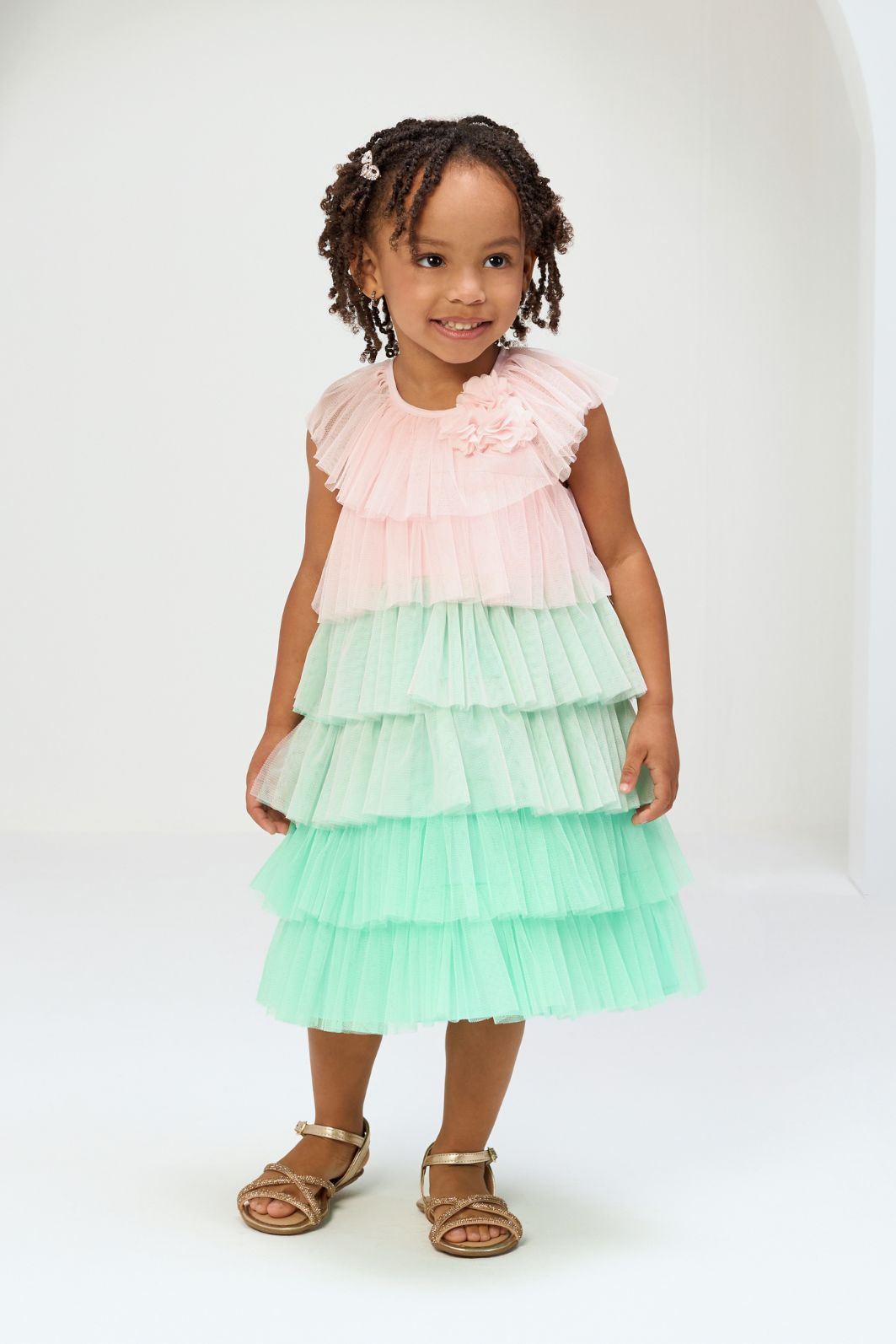 Vestido de tule com aplique de flores no decote Vestido de tule com aplique de flores no decote