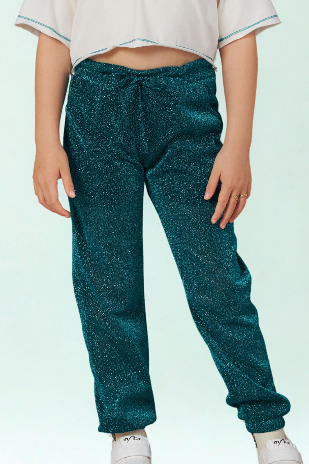 Conjunto blusa c/ silk na frente e calça jogger de brilho Conjunto blusa c/ silk na frente e calça jogger de brilho