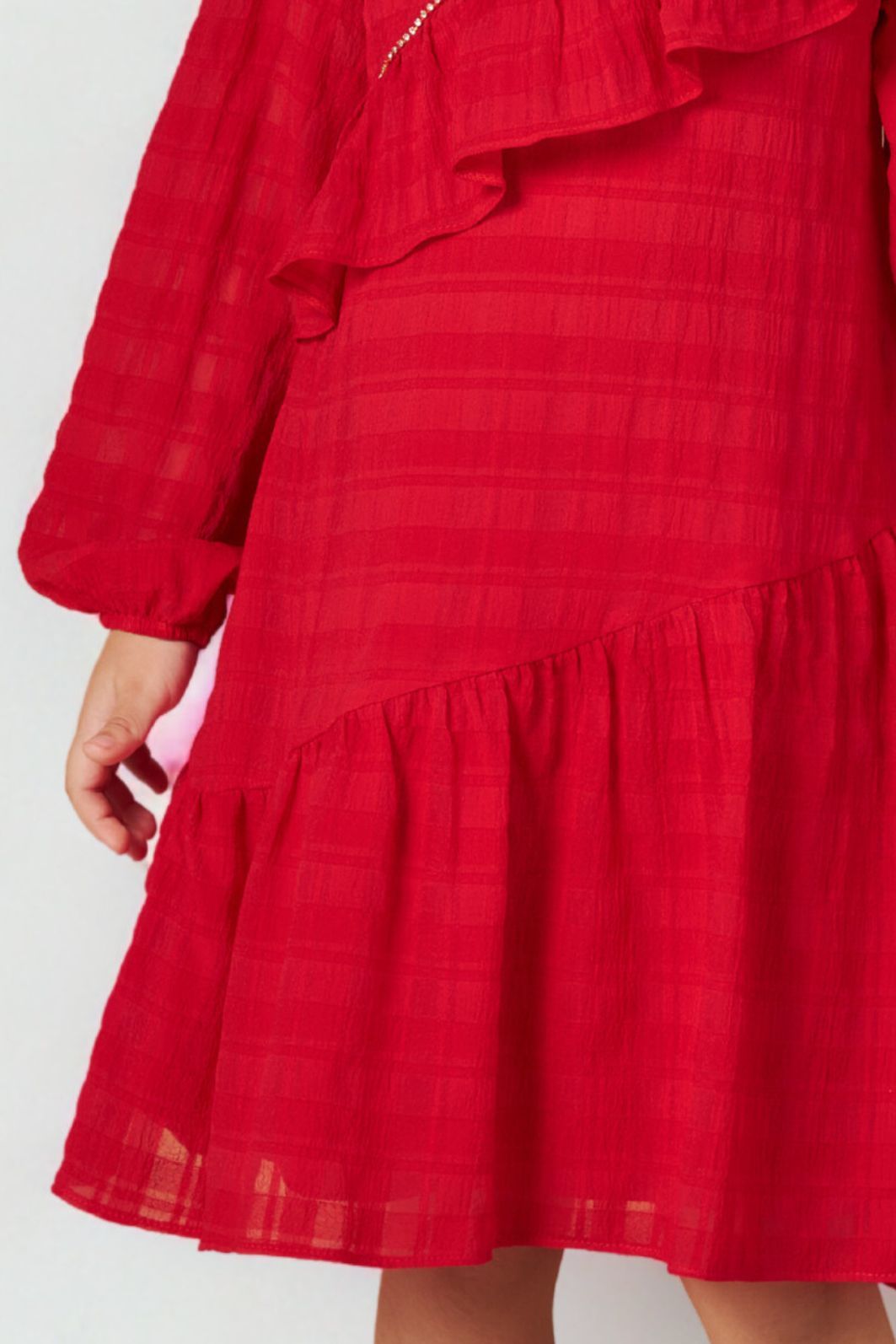 Vestido de babados com detalhe de corrente de strass