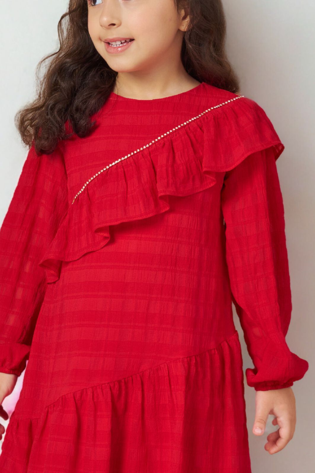 Vestido de babados com detalhe de corrente de strass