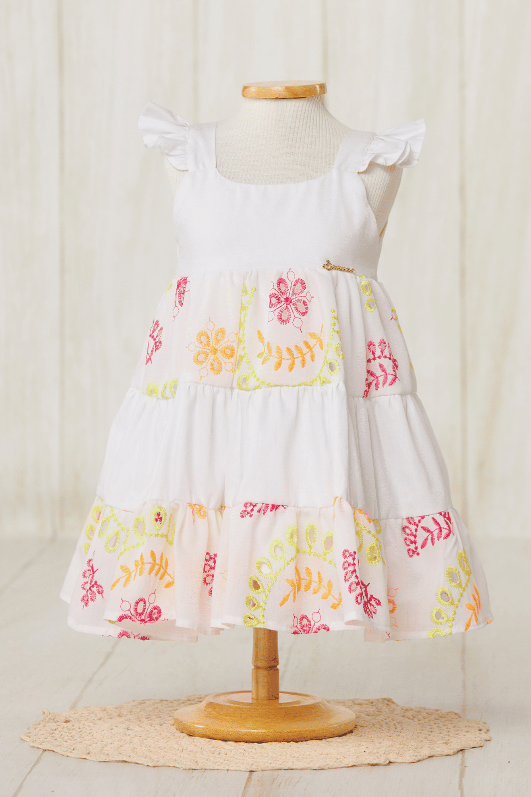 Vestido de tricoline com bordado Vestido de tricoline com bordado