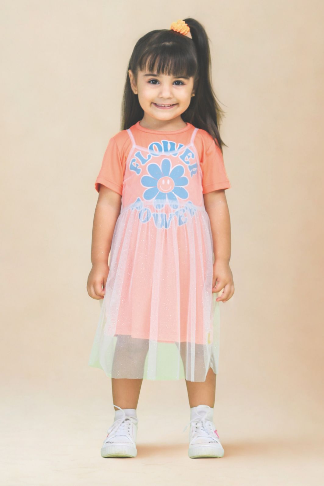 Conjunto vestido estampado de malha com sobreposição de tule glitter Conjunto vestido estampado de malha com sobreposição de tule glitter