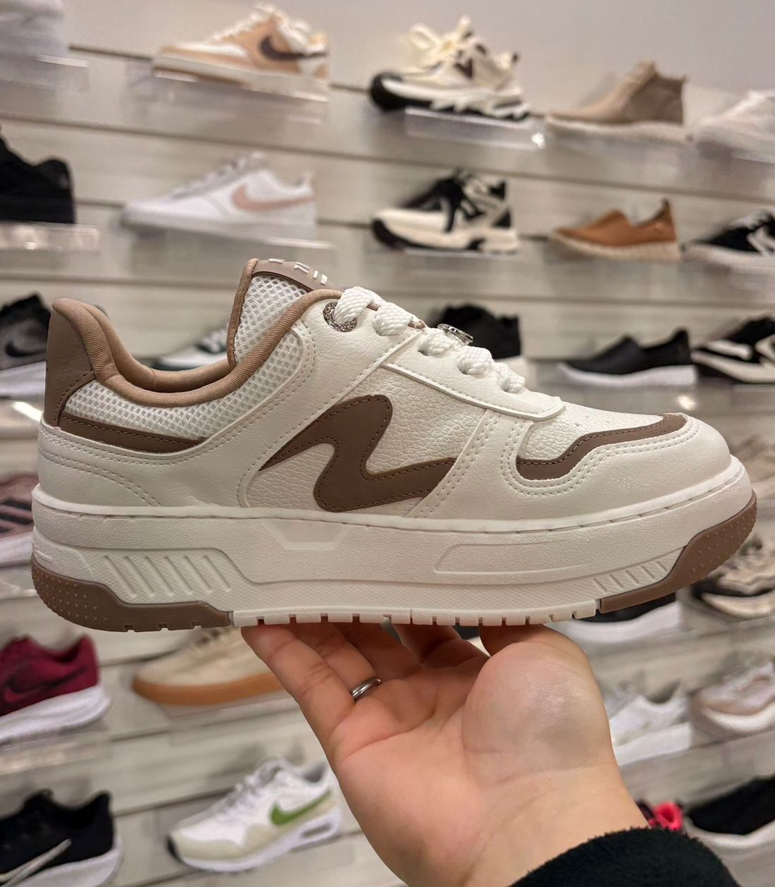 Tênis Via Marte Casual Feminino Cor Off White/Marrom Tênis Via Marte Casual Feminino Cor Off White/Marrom