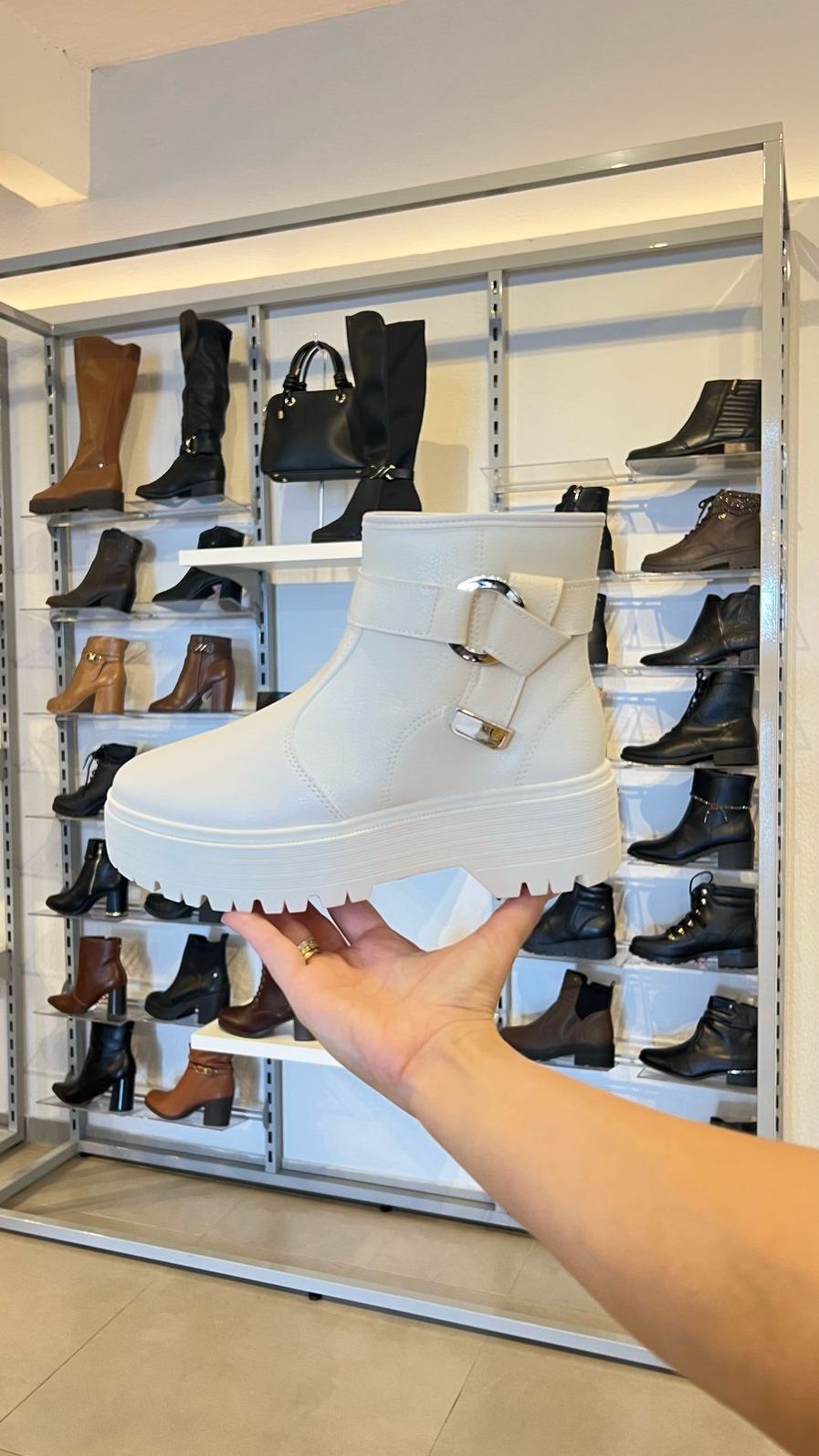 Coturno Moleca Tratorado Feminino Cor Off White Coturno Moleca Tratorado Feminino Cor Off White