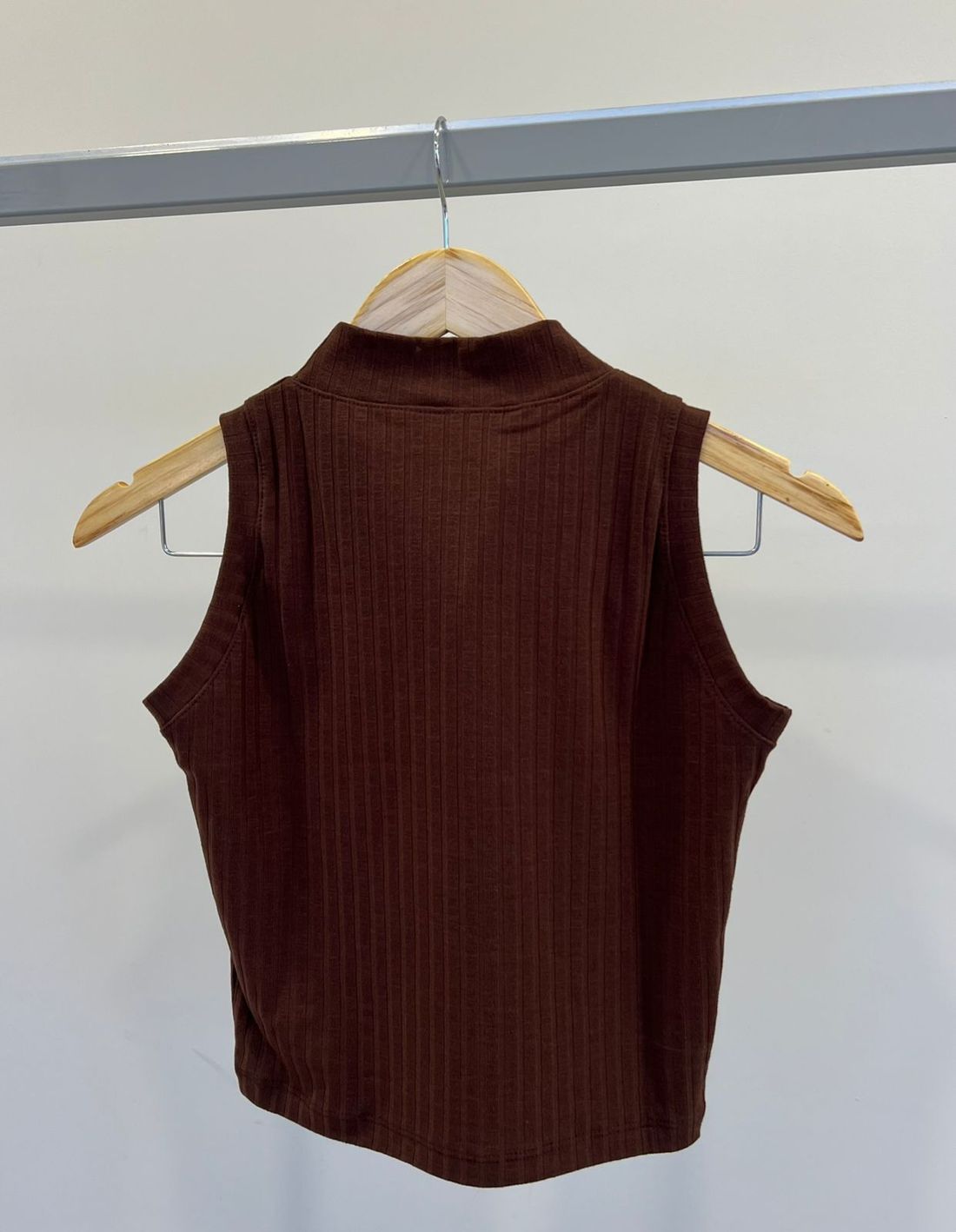 Regata Cropped Ribana Gola Feminino Cor Marrom Regata Cropped Ribana Gola Feminino Cor Marrom